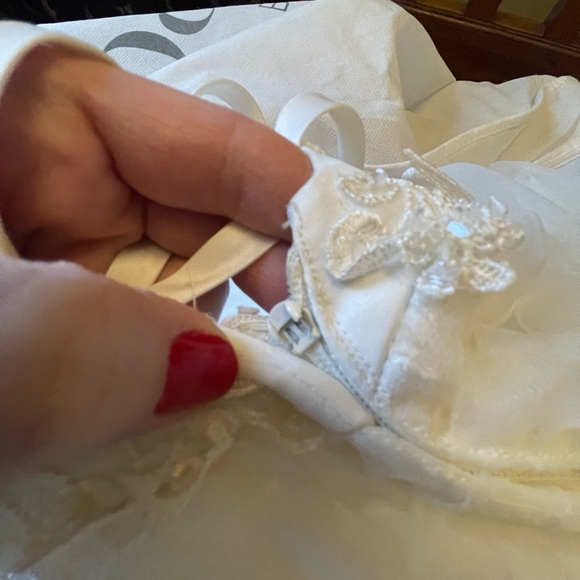 Wedding gown - Picture 9 of 9